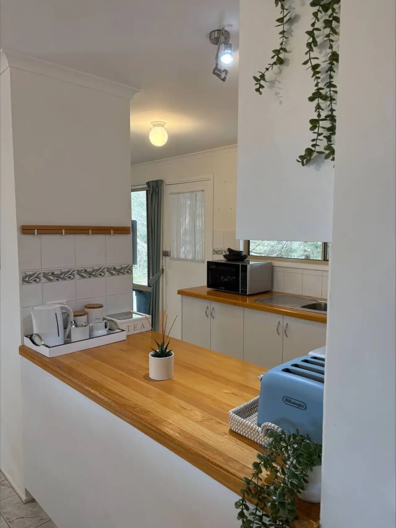 Pine Lea Lodge kitchen with timber benchtop