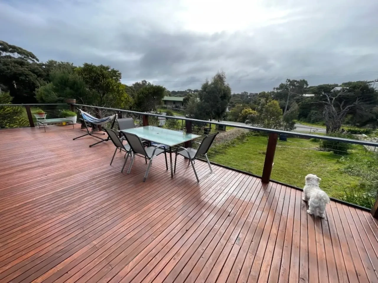 Cosy Tin Shack large deck with outdoor dining and treetop views