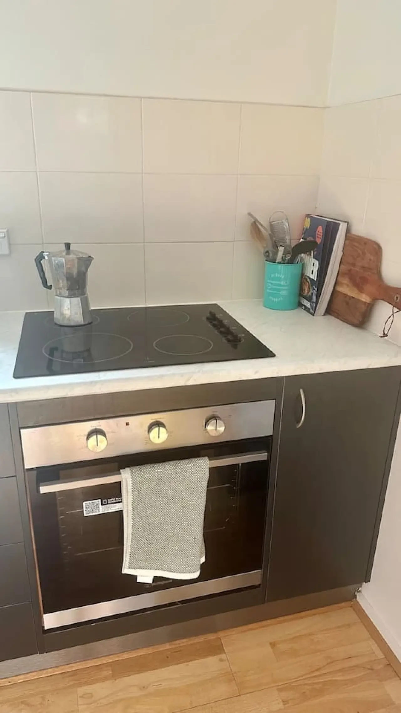 The Deck @ VB - kitchen with induction cooktop