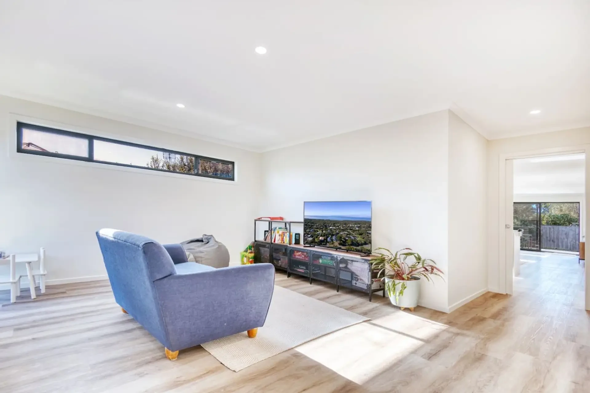 Cooinda Retreat lounge room with blue sofa