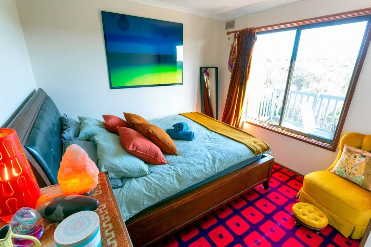 Retro Dunes colourful bedroom with city view