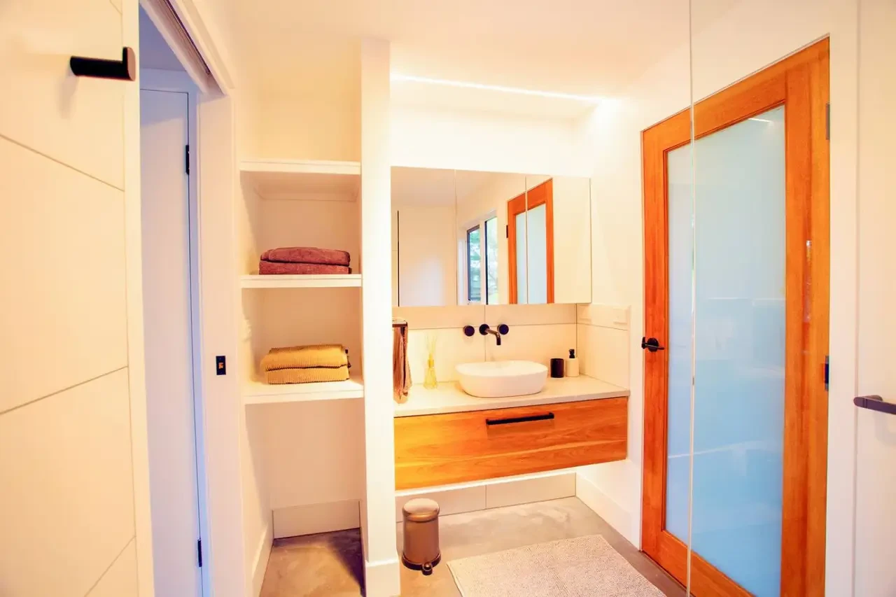 Retro Dunes bathroom with orange accents