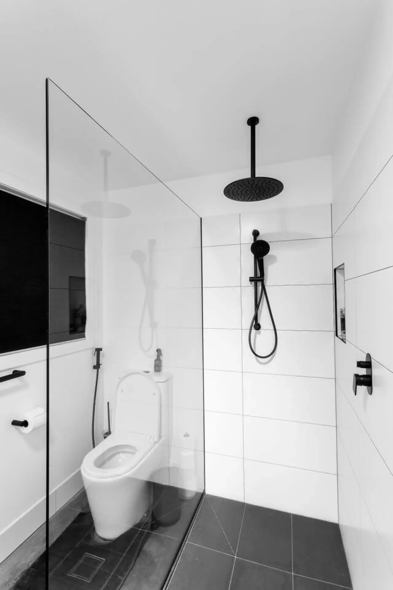 Retro Dunes minimalist bathroom black and white